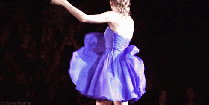 
	
	Vì chiếc váy quá xòe và vì cơn gió quá mạnh đã khiến Taylor Swift gặp sự cố ngượng "chín mặt" khi trình diễn trên sân khấu. Nội y màu da càng khiến nhiều người quy chụp rằng cô không diện nội y.